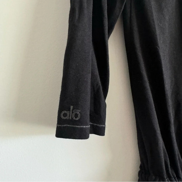 ALO Yoga Black Keyhole Open Back Cinch Waist 3/4 Sleeve top size XS - Picture 7 of 9